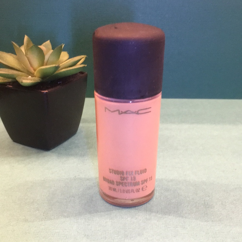 Mac studio fix liquid spf 15 NW22